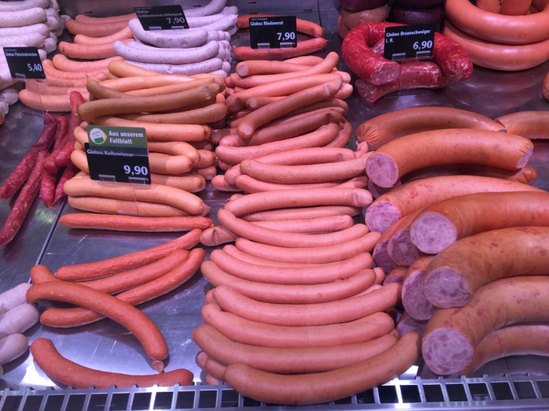 charcuterie-LA FARLEDE-min_sausages_meat_butchery-1069321